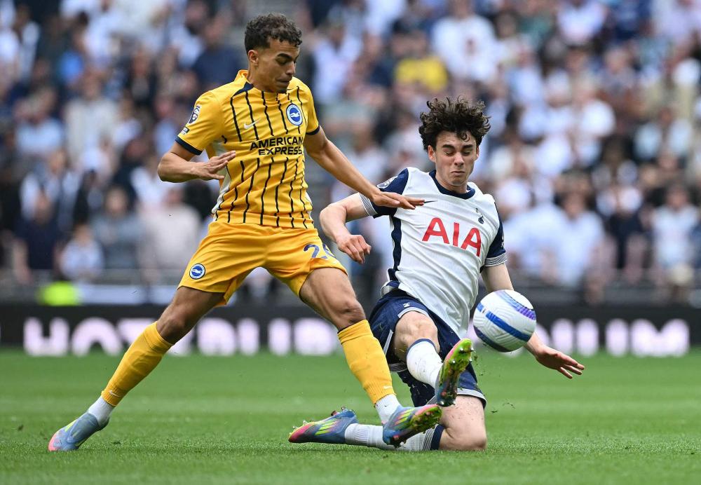 赵鸿刚因耳光大赛引发舆论，鸽武缘退位为信鸽爱好者，玄武挑战引发流量狂欢，传统武术遭网络戏谑与质疑。